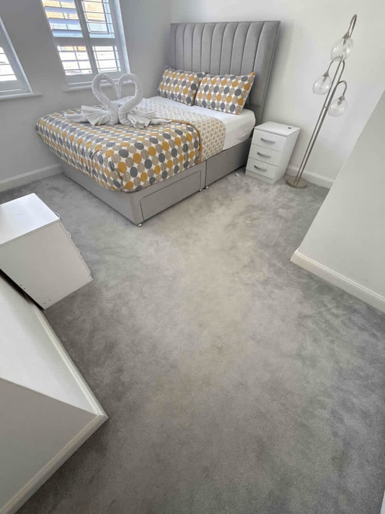 Luxurious Majestic 4 Bedroom- Free Parking