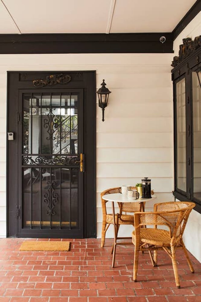 Frontporch Edenbrae - Overlooking Lush Gardens