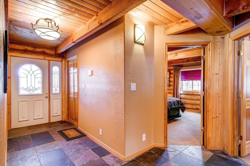 Snowshoe 4 Bedroom Home by RedAwning