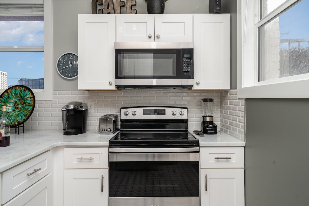 Opulent Pearl - Private Patio - Mins to Broadway