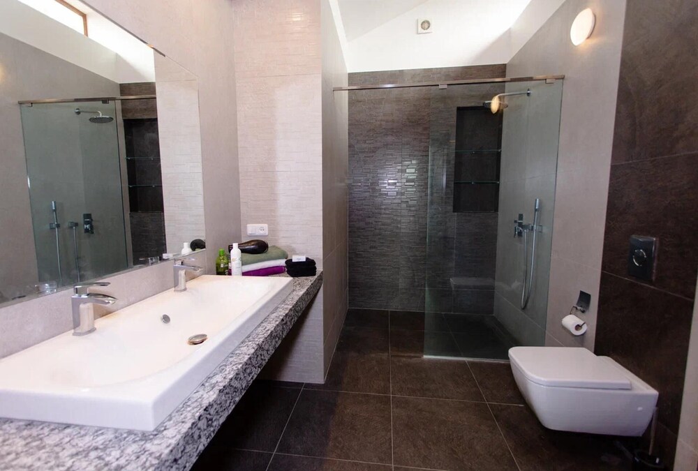 4 Bed Villa Estate Sleeps 7 - Pool, Garden, Sauna