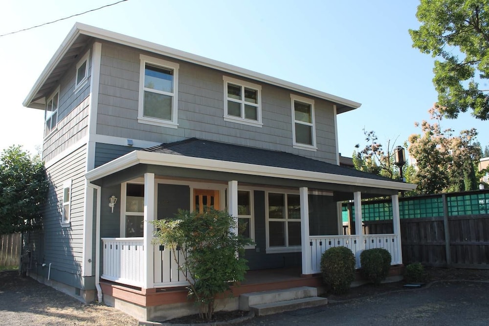 Ashland Vacations - The Pioneer Craftsman House - Closest to Osf - Property Image 12