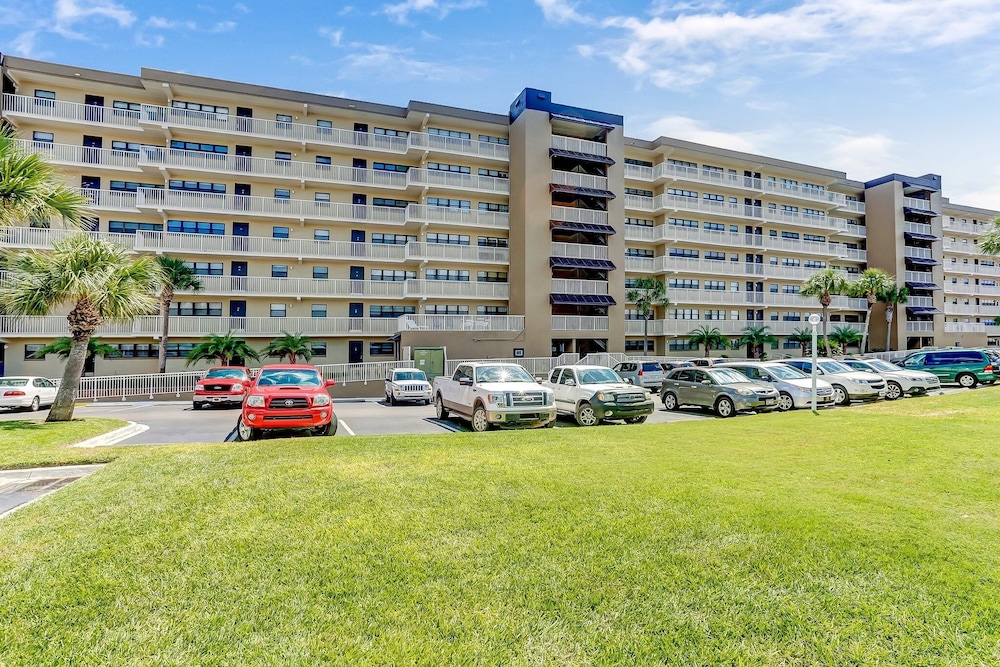 Spacious Oceanfront Condo, Easy Access to Private Fishing Pier by RedAwning view 5