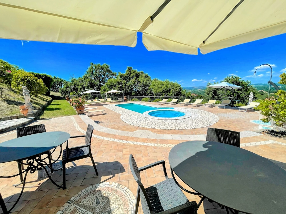 Charming Villa in Umbria - Sleeps 16 - Lake View - Pool, Jacuzzi and Events Room