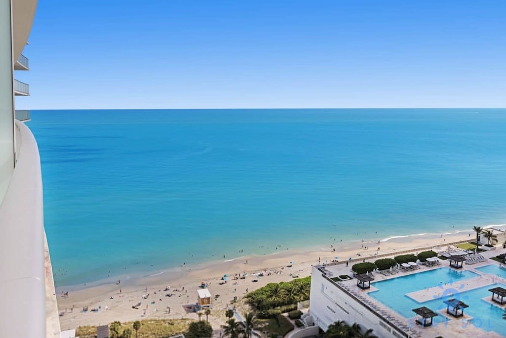 Rooftop Pool Oceanview Balcony Beachfront Resort