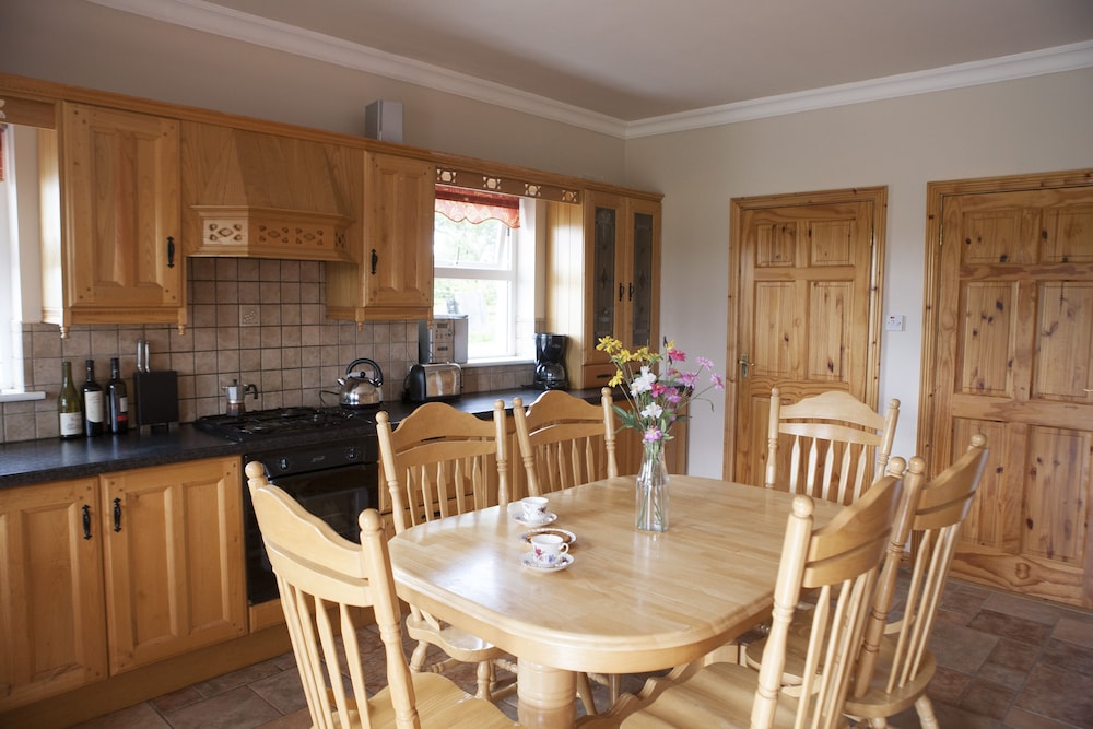 Inviting 4-bed House in Strokestown view 5