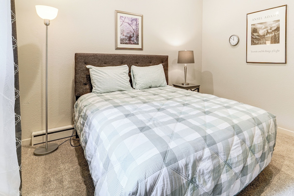 3 Mi to Diamond Peak: Mtn-view Home w/ Fireplace