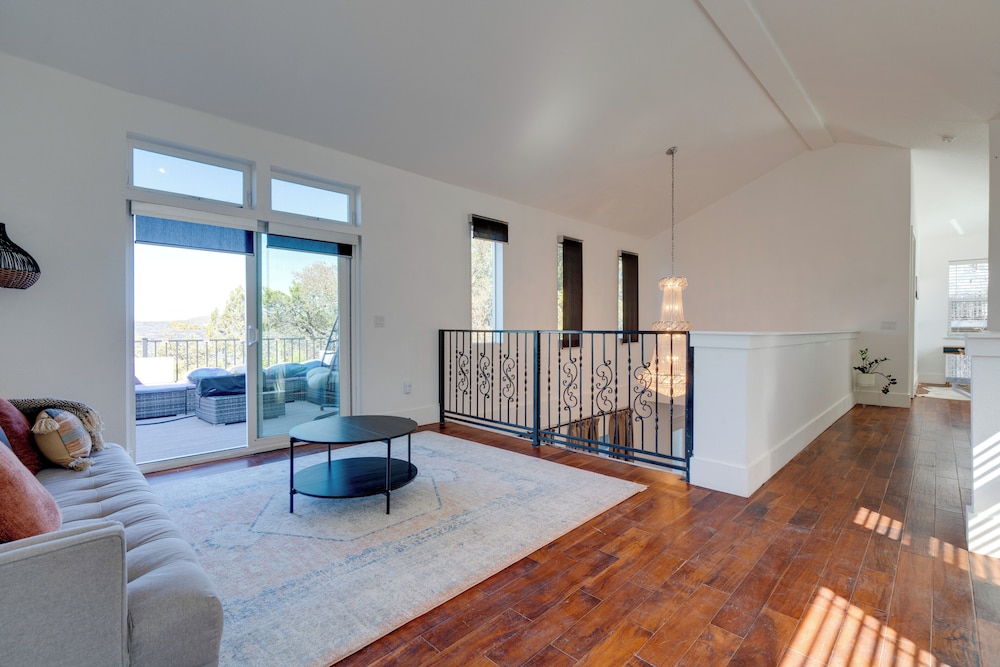 Near Lake Travis & Marina: Modern Austin Getaway!
