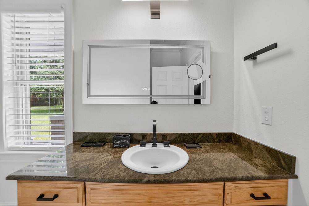 Lakeland Oasis Hot Tub, Lanai & Fire Pit 3 Bedroom Home
