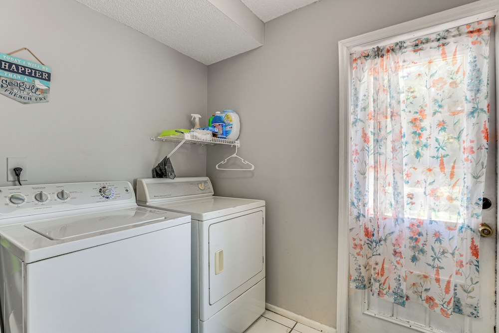 7 Mi to Beach: Cozy Home w/ Yard in Englewood!