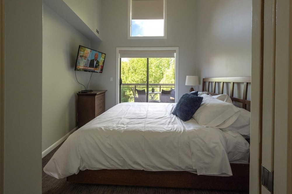 Private Corner Unit at end of Hall #458 - Image 2