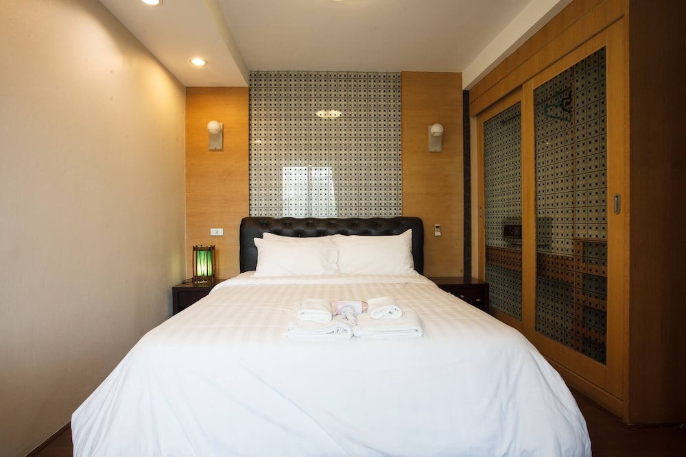 2D - 3 Bedroom Downtown Apartment With Shared Pool