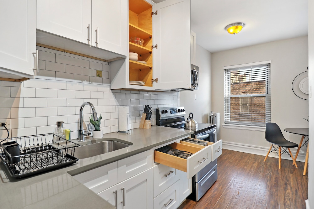Lively 1BR - Kenwood 408