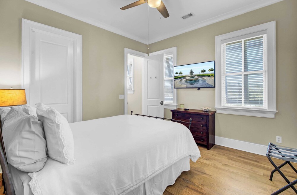 Steps to the Beach! Pool, Gym, Game Room, Movie Theater 3301 Palm by Avantstay