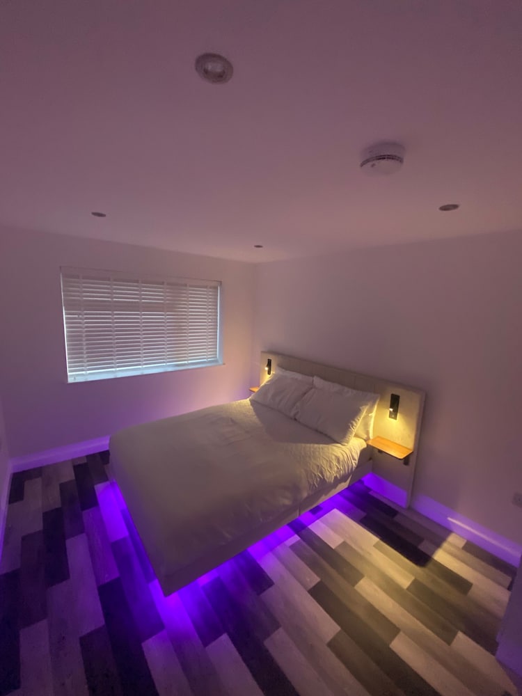 Stunning Truro 1-bed - Sleeps 2 & Parking