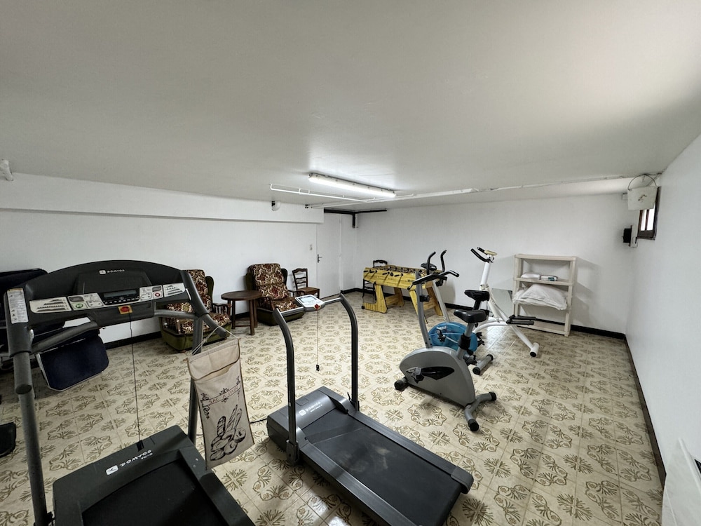 Spacious Group Stay Near Le Mans Circuit