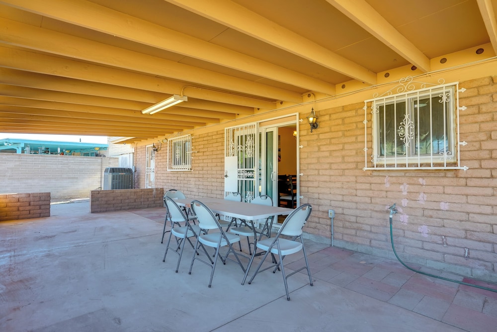 7 Mi to Saguaro Nat'l Park: Tucson Home w/ Yard