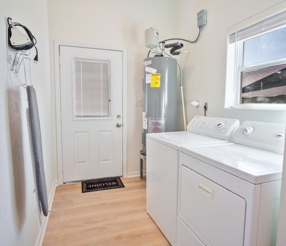 Stylish 3BR 2BA Urban Retreat Near Lively Downtown