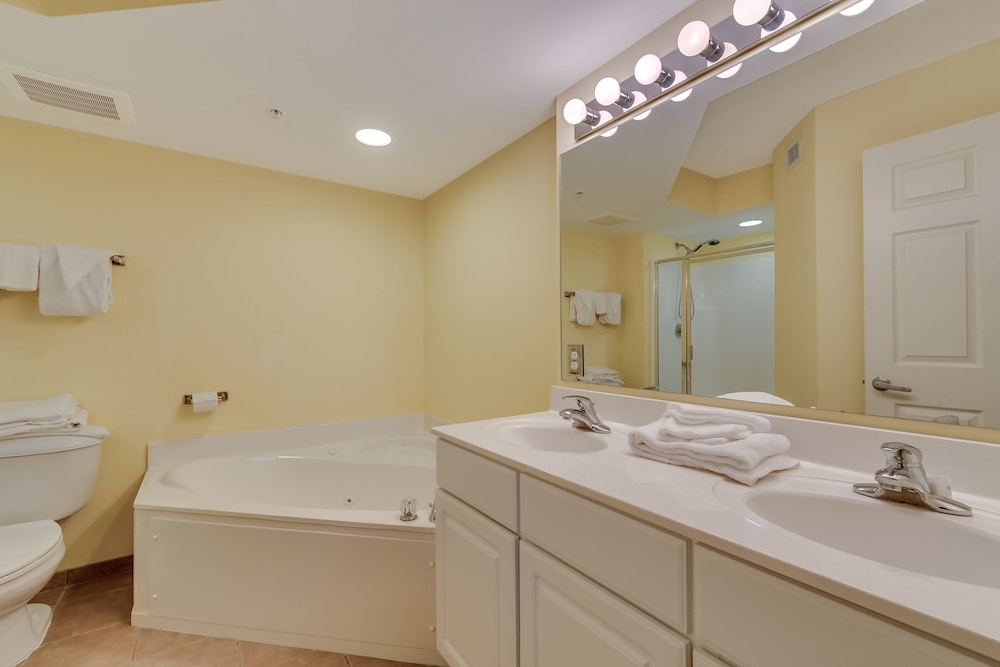 Malibu Pointe by Condo-World