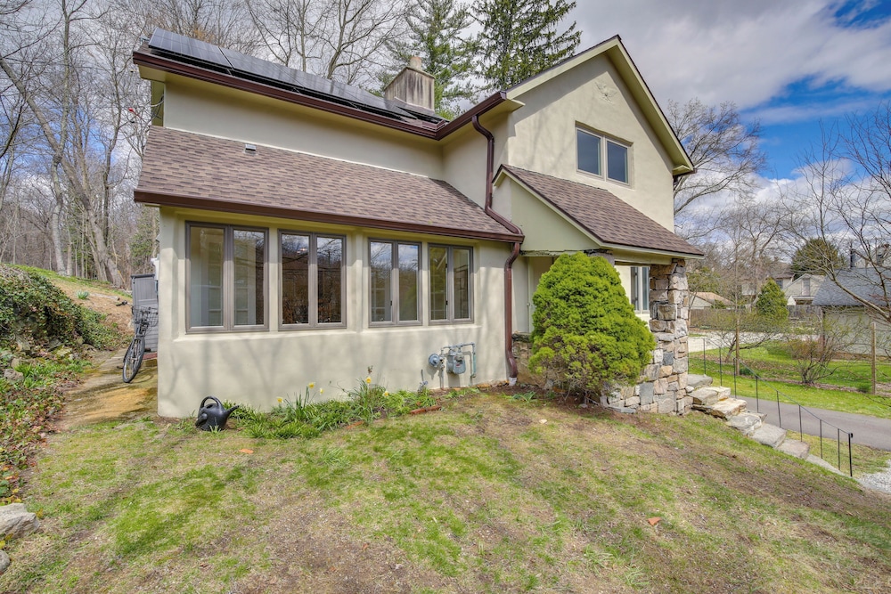 Charming Greenwich Escape Near Wooded Trails! view 2