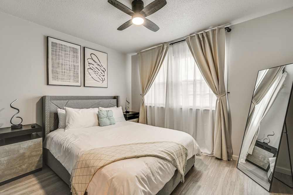 Townhome 1 Mi to Colt Park & Industrial District!