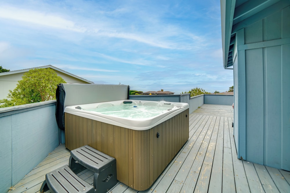 Beach Access & Hot Tub: Coastal Gem in Manchester