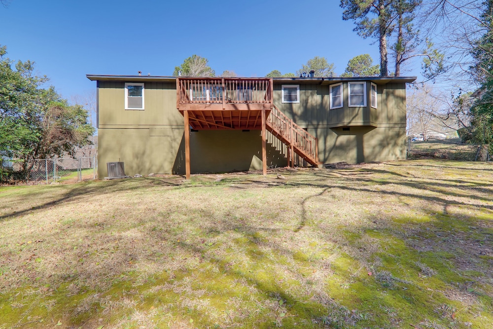 6 Mi to Stone Mtn Park: The Forrest Home w/ Deck