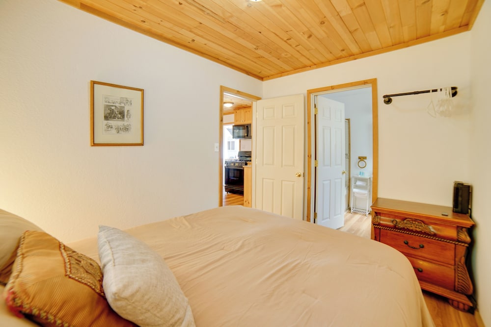 Golf, Hike, Sip Wine: Cobb Mountain Cabin w/ Patio