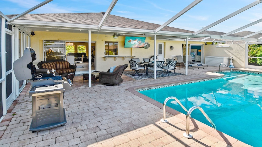 Just Chill Modern Canal Villa w Heated Pool