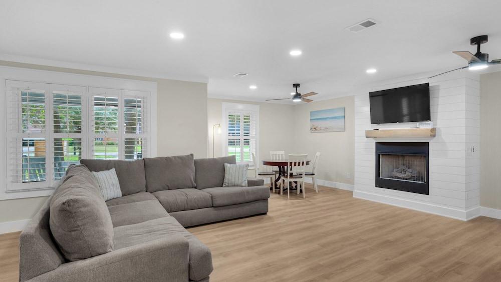 Spacious Retreat w/ Private Pool, Spa, Fireplace + Attraction Tickets!