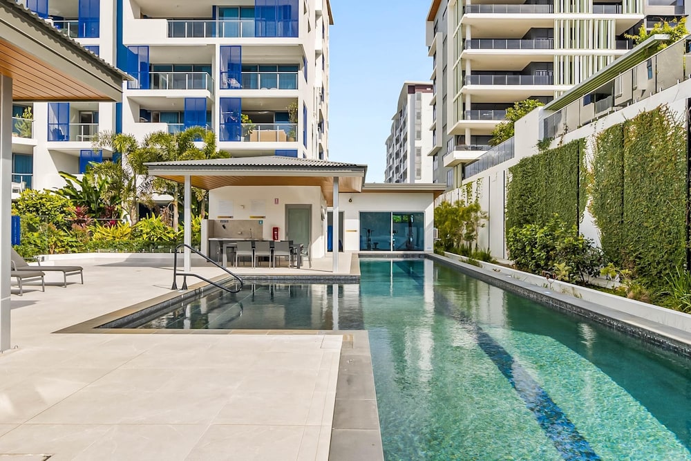 Waterfront 2-bed Oasis - Pool, Steam, Jacuzzi, Gym