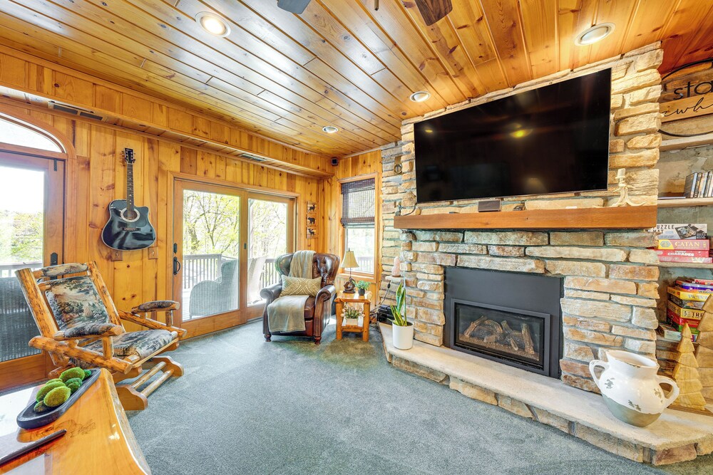 Charming Cottage: Steps to Lake Wandawega!