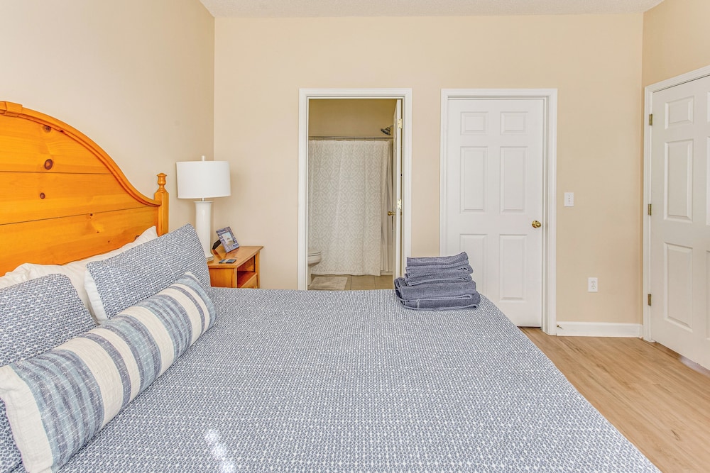 Beach Shuttle & Pool: North Myrtle Beach Condo!