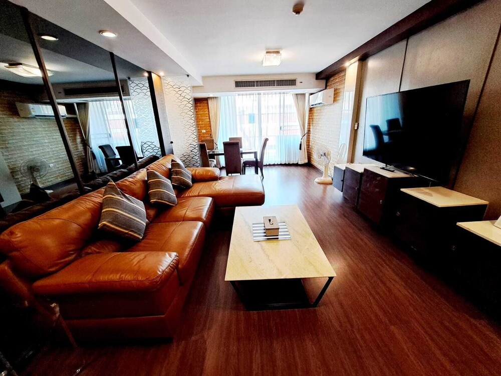 6C - 2 Bedroom Downtown Apartment With Shared Pool