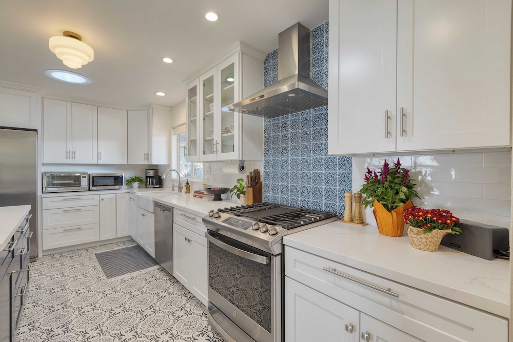 Hummingbird Haven by Avantstay Dog-friendly, Near the Beach, Huge Yard+hot Tub