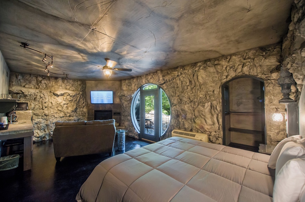 Eureka Springs Treehouses, Hobbit Caves & Castles