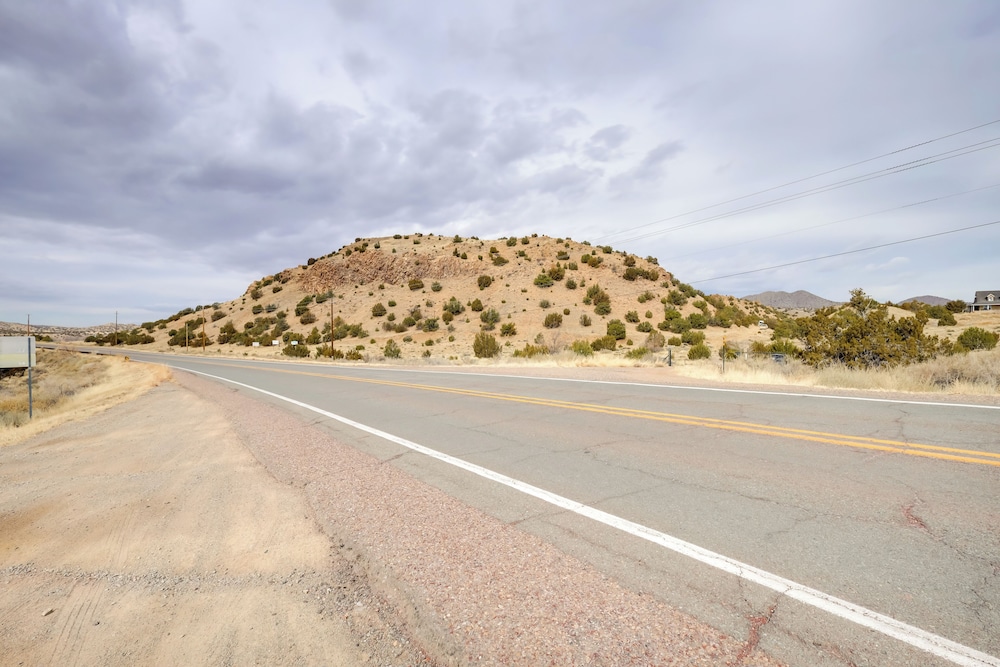 Dog-friendly Home w/ Fenced Yard in Los Cerrillos
