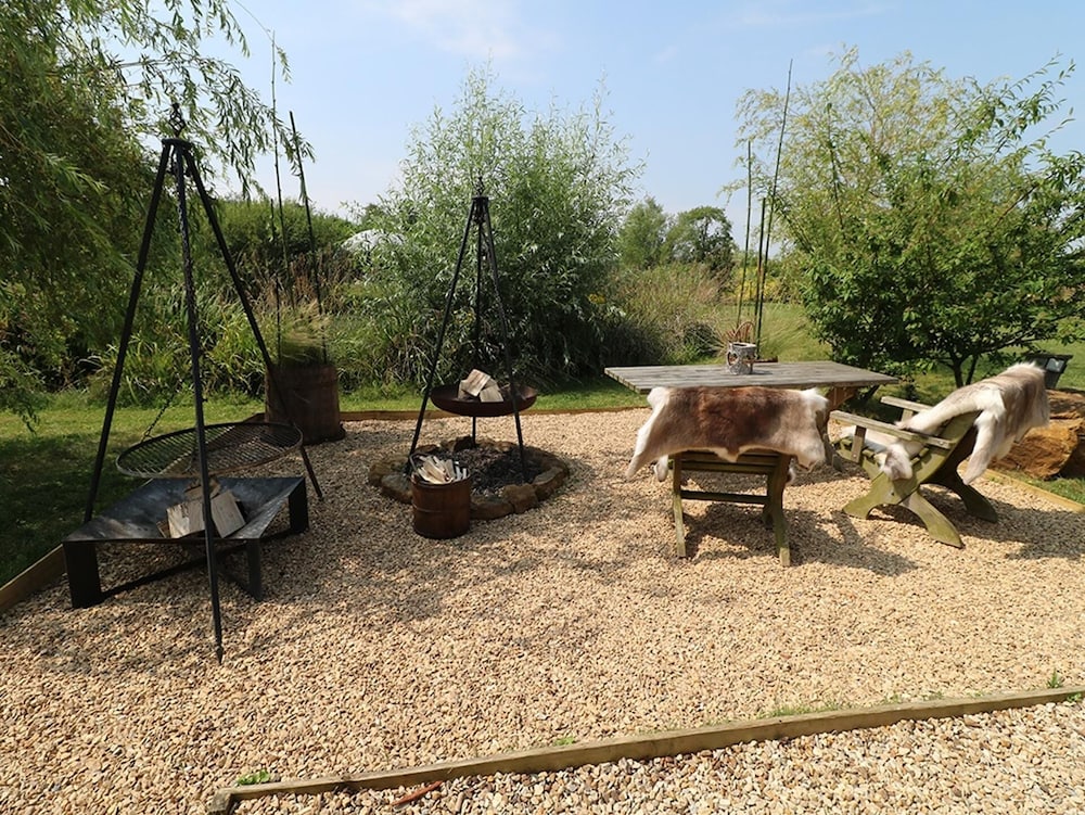 Shepherds Hut-wellnessspa-woodburner- Hottub-wifi