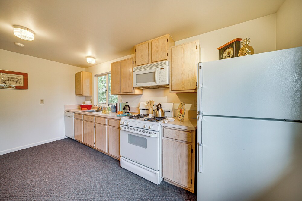 2 Mi to Burien: Peaceful Studio w/ Deck!
