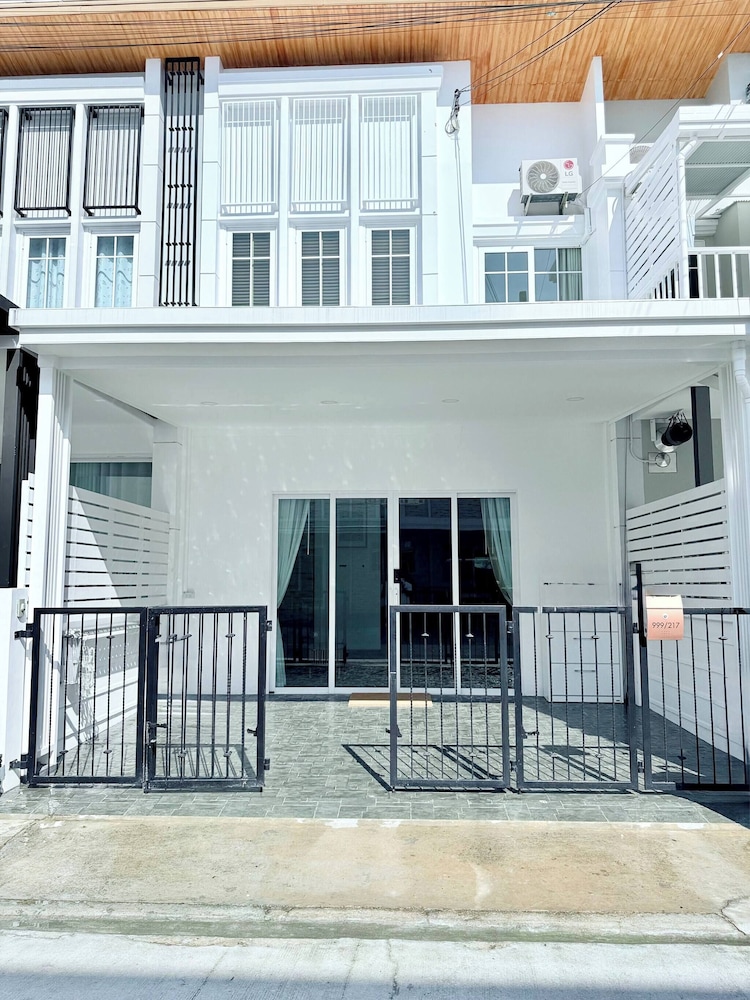 Minimalist Townhome Stay