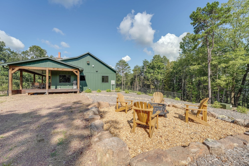 400 Acres on Lavender Mtn: Getaway w/ Hot Tub!