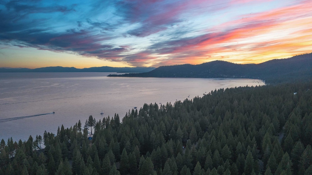 Near Ski, Beach, & Hiking Trails + Clubhouse Pool & Hot Tub Access Juanita Blue by Avantstay