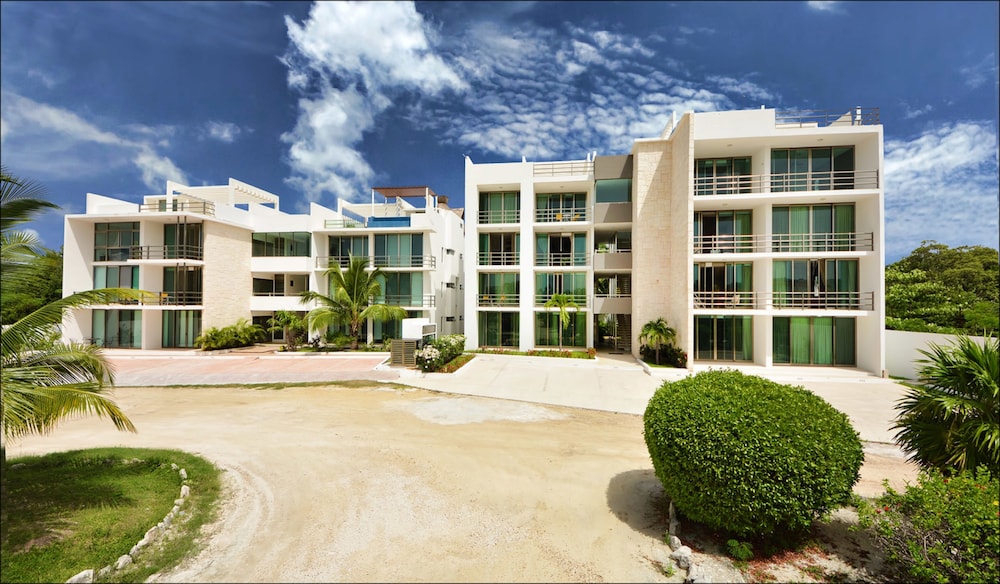 Hotel Acacia Condos - Image 1