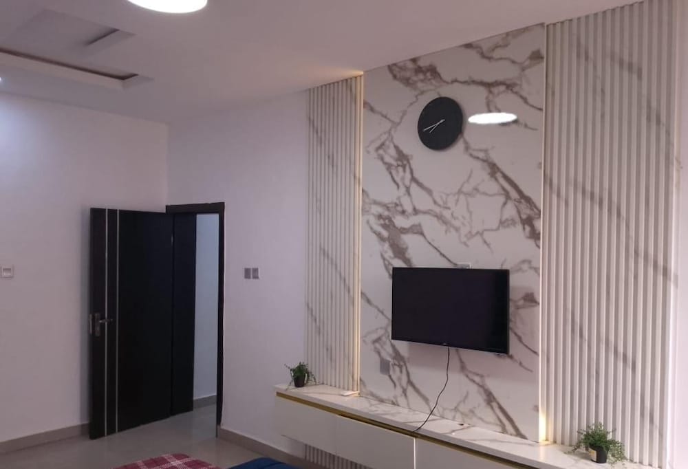 Shimawa-apartment-sleeps2-parking-24/7security