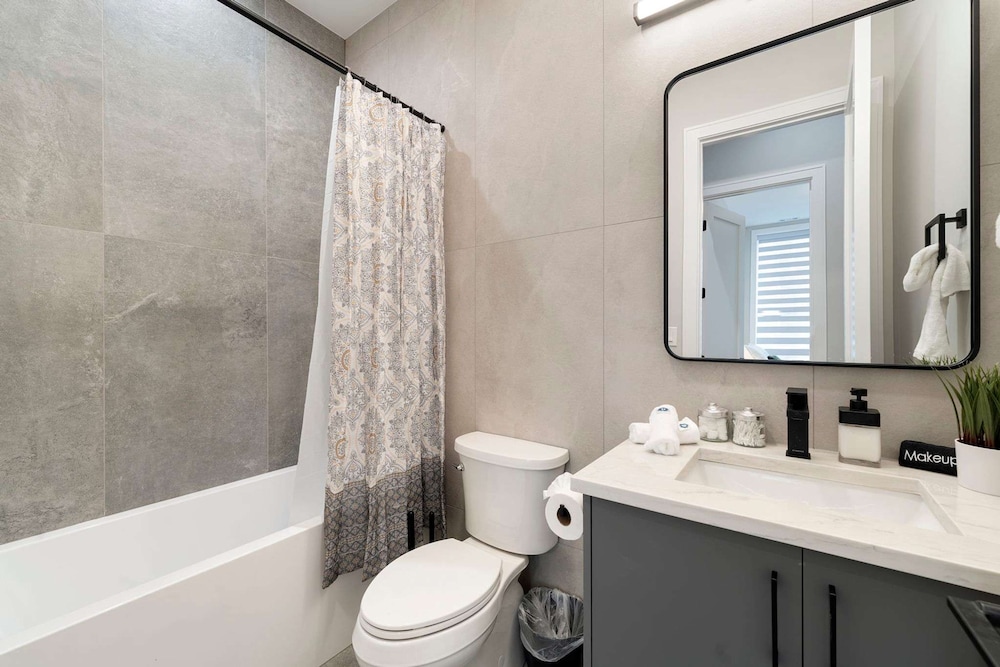 Spacious Bright Modern New Unit in Tri Taylor