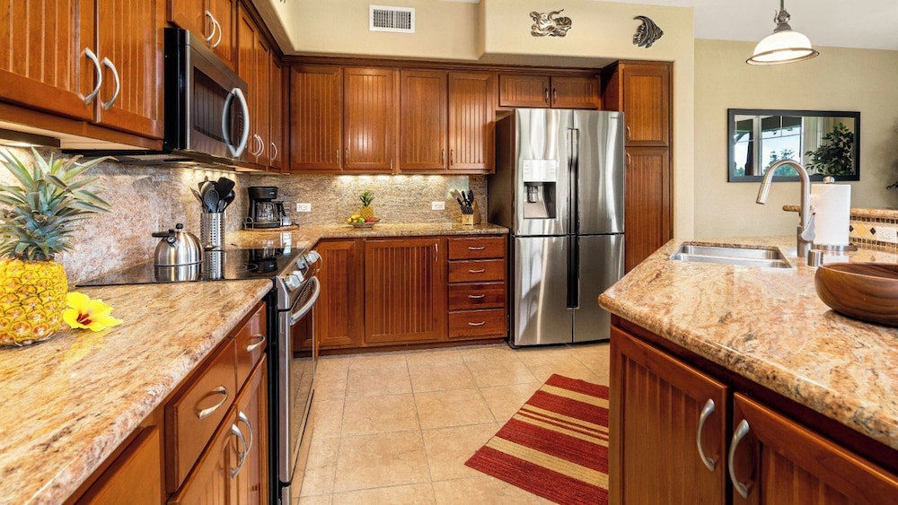 Spacious Ground Floor End Unit - Walk to Beach & Shopping - Vrkcv