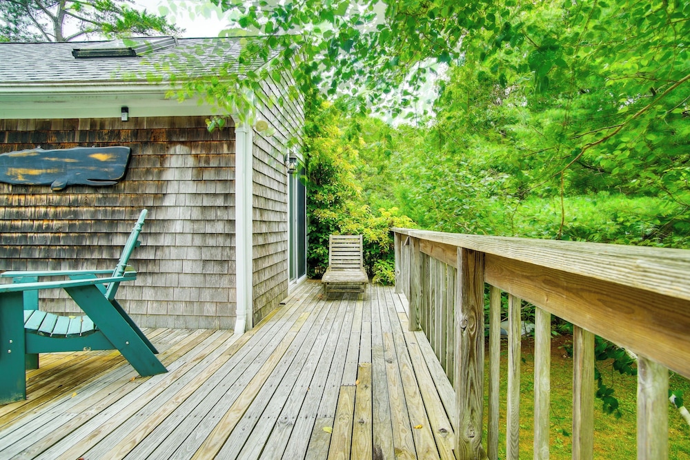 Furnished Deck: Retreat on Mashpee River!
