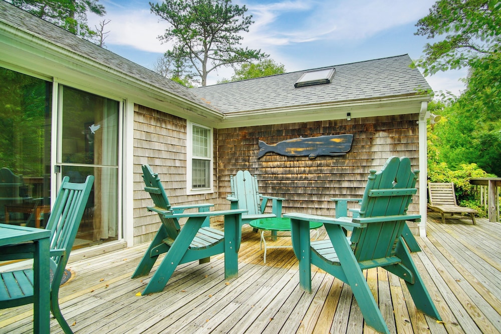 Furnished Deck: Retreat on Mashpee River!