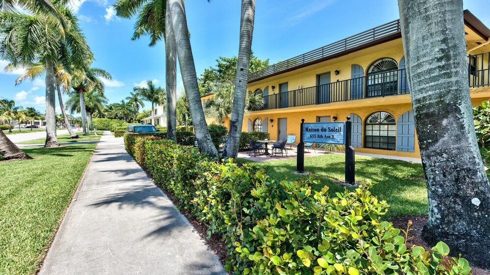 Le Monaco - Romantic 1 BR Condo Steps from 5th Ave S. Chic Coastal Retreat with King Bed and Beach Access. Perfect Location for Couples Near Dining, Shoppi