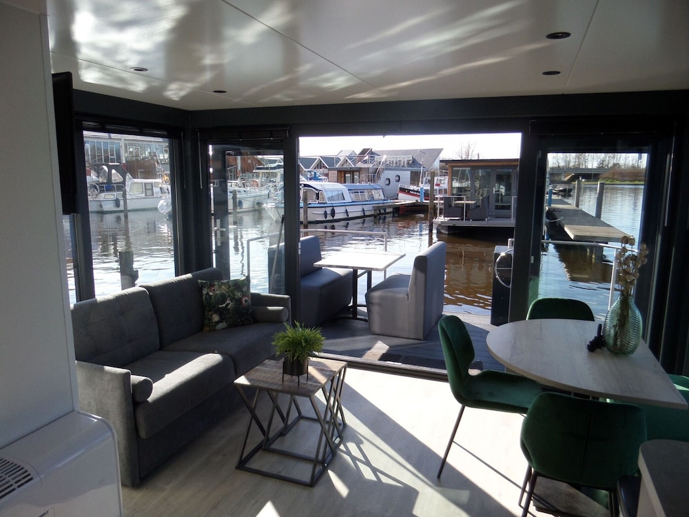 Modern Houseboat With air Conditioning Located in Marina
